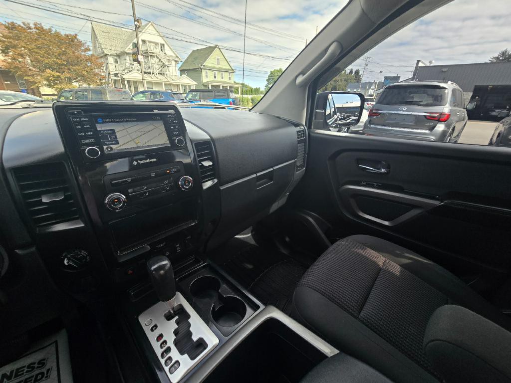 2015 Nissan Titan Image 9