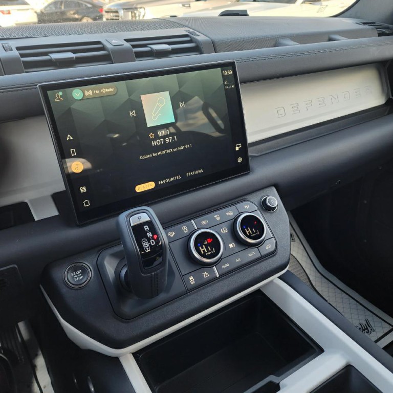 2025 Land Rover Defender Image 11