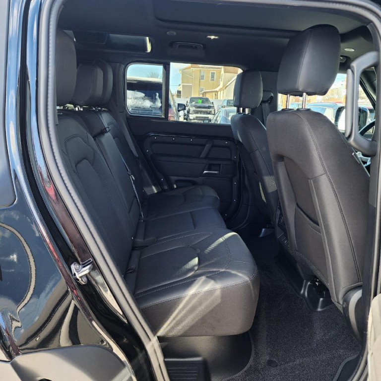 2025 Land Rover Defender Image 15