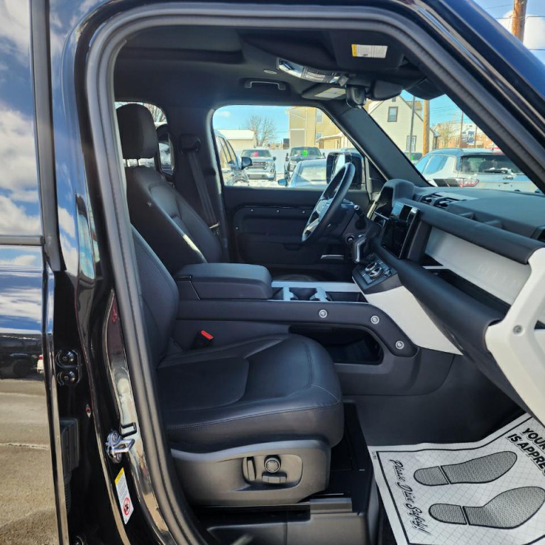 2025 Land Rover Defender Image 16