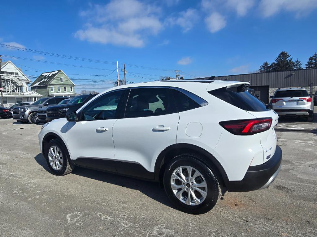 2023 Ford Escape Image 3