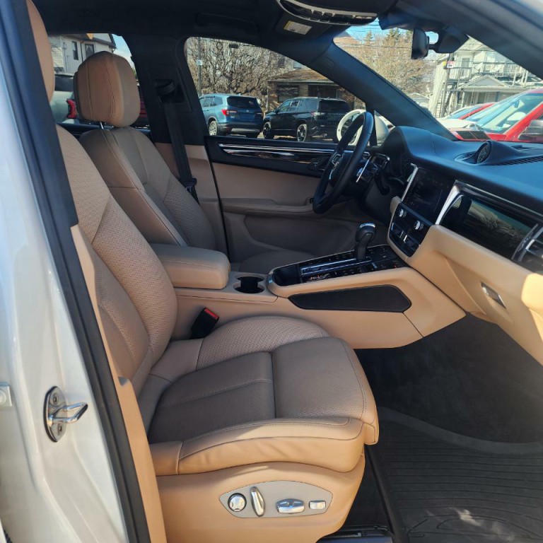 2025 Porsche Macan Image 14