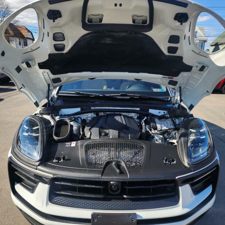 2025 Porsche Macan Image 18