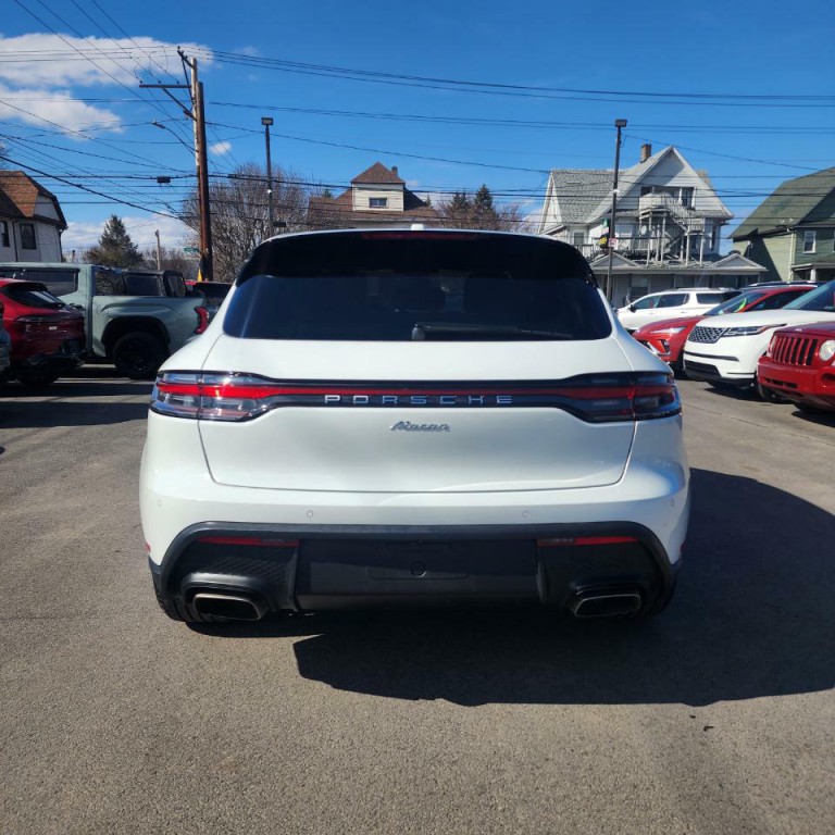 2025 Porsche Macan Image 19