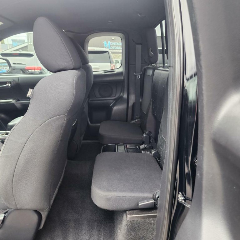 2016 Toyota Tacoma Image 17