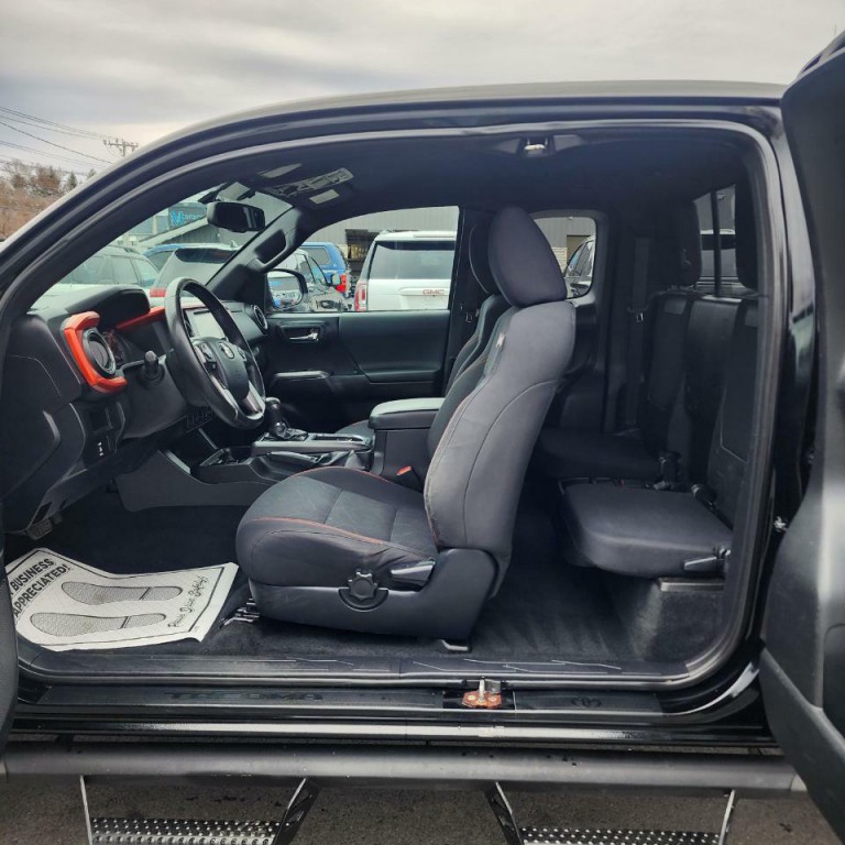 2016 Toyota Tacoma Image 18