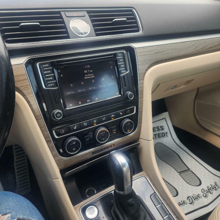 2017 Volkswagen Passat Image 11