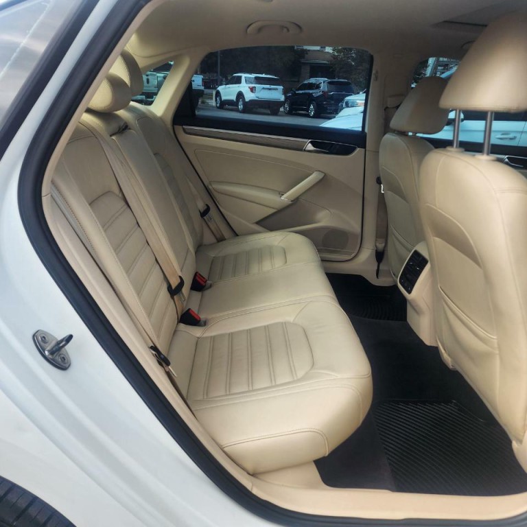 2017 Volkswagen Passat Image 14