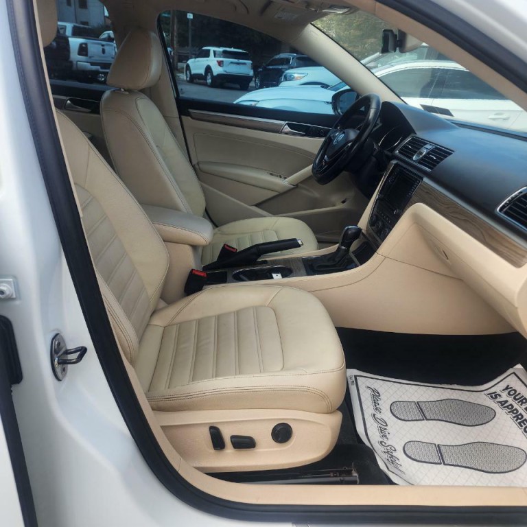 2017 Volkswagen Passat Image 15