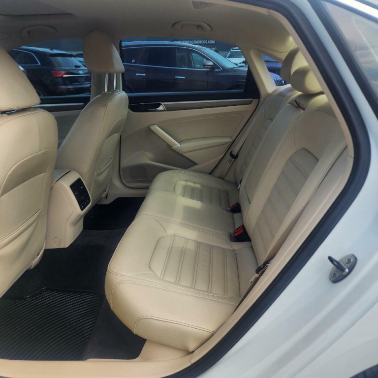 2017 Volkswagen Passat Image 17