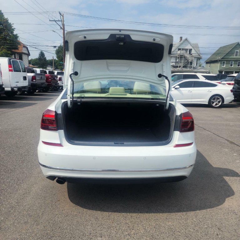 2017 Volkswagen Passat Image 21
