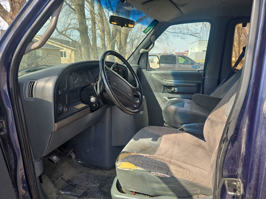 1995 Ford E-150 Image 8