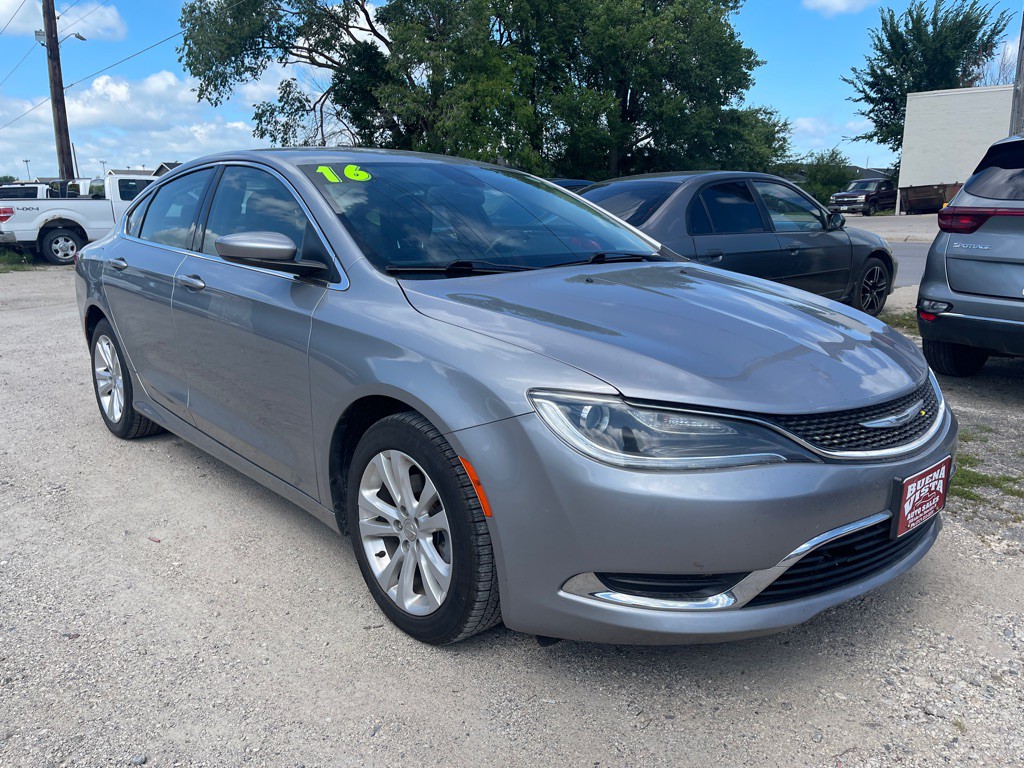 2016 Chrysler 200 Image 2