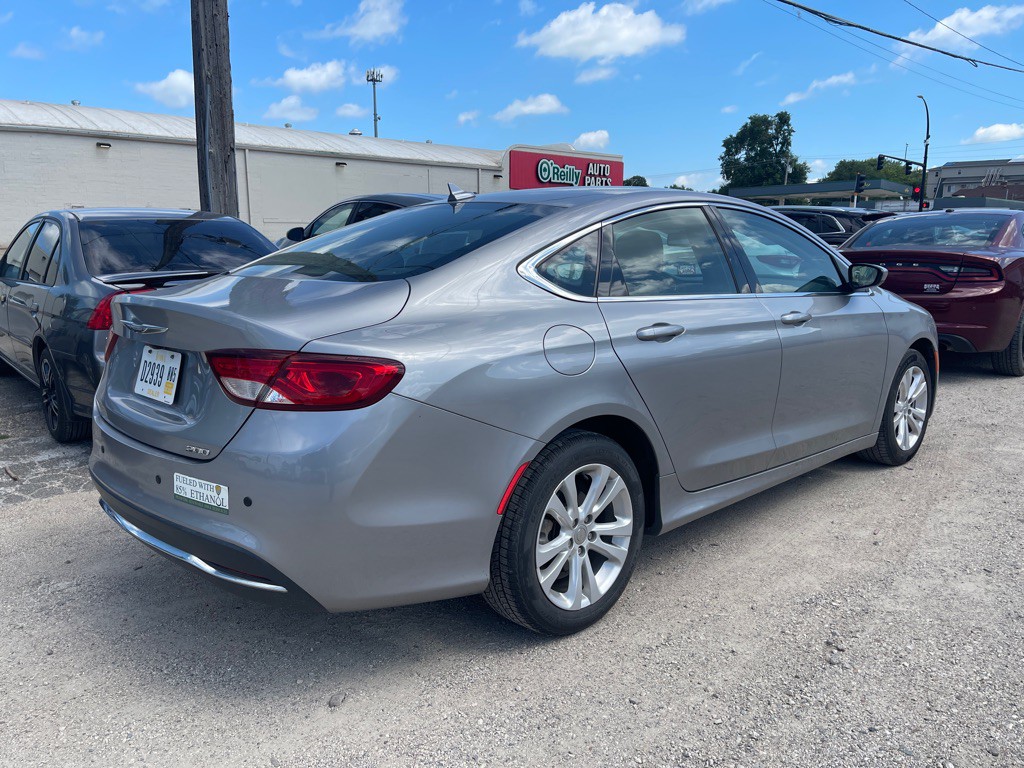 2016 Chrysler 200 Image 3