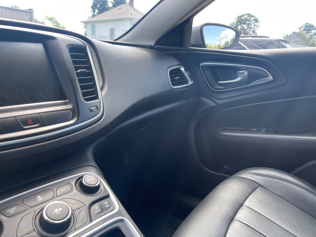 2016 Chrysler 200 Image 9