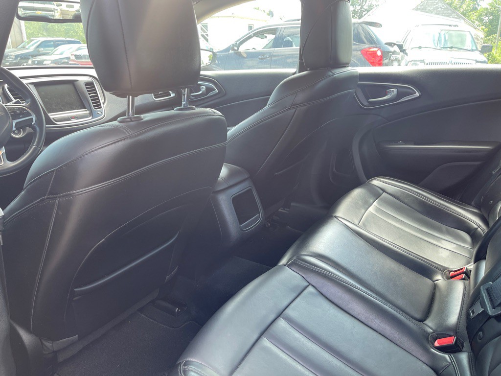 2016 Chrysler 200 Image 10