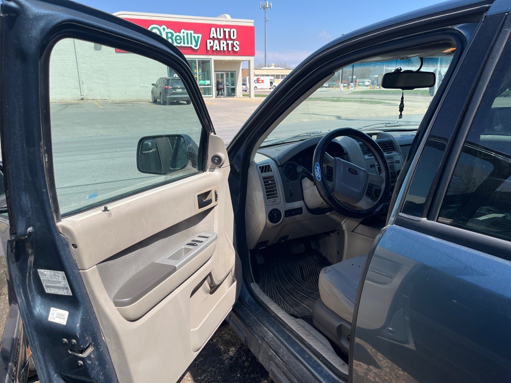 2011 Ford Escape Image 2