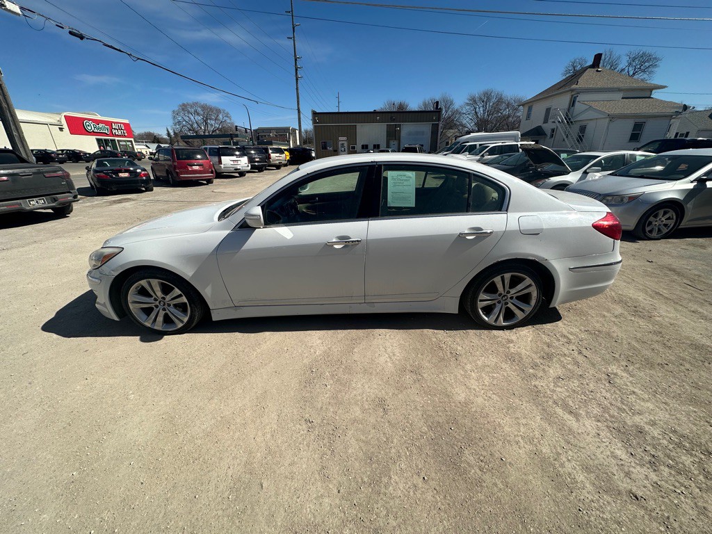 2013 Hyundai Genesis Image 9