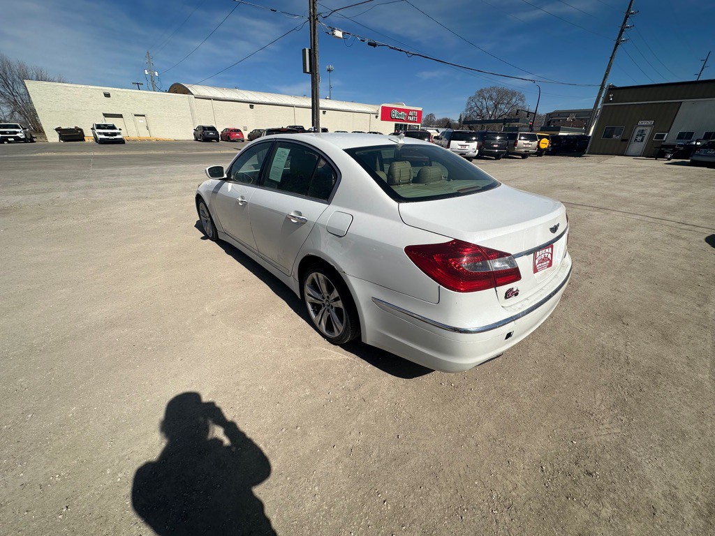 2013 Hyundai Genesis Image 10