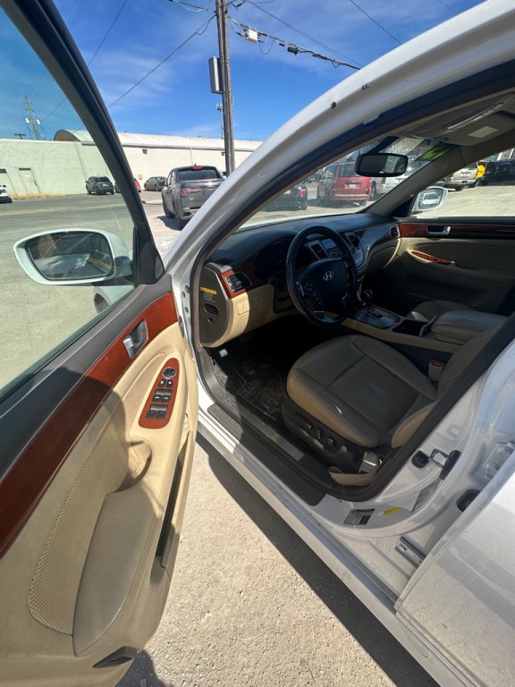 2013 Hyundai Genesis Image 16