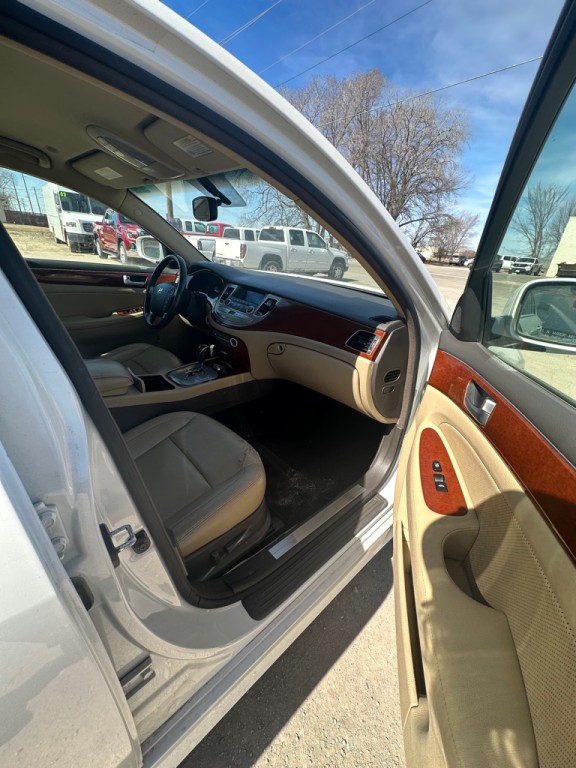 2013 Hyundai Genesis Image 18