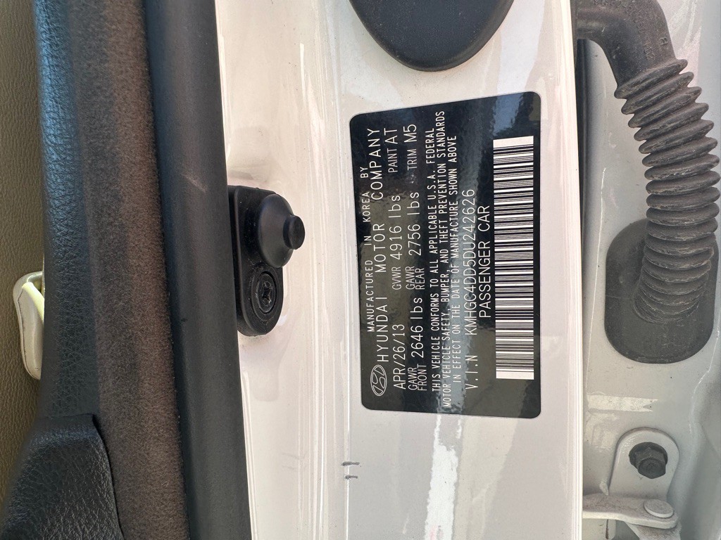 2013 Hyundai Genesis Image 24