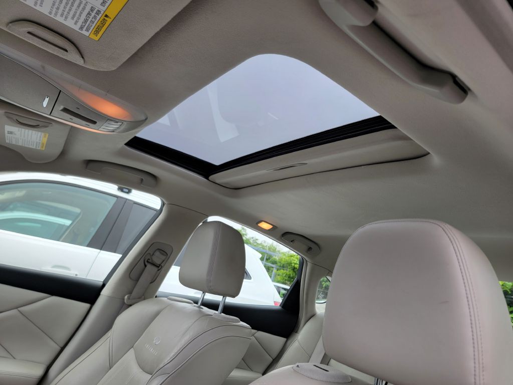 2012 INFINITI M37 Image 10