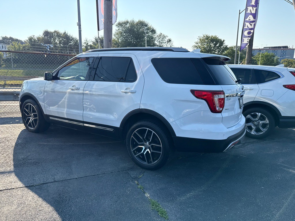 2016 Ford Explorer Image 1