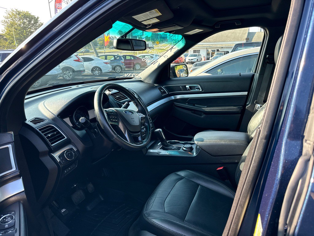 2016 Ford Explorer Image 2
