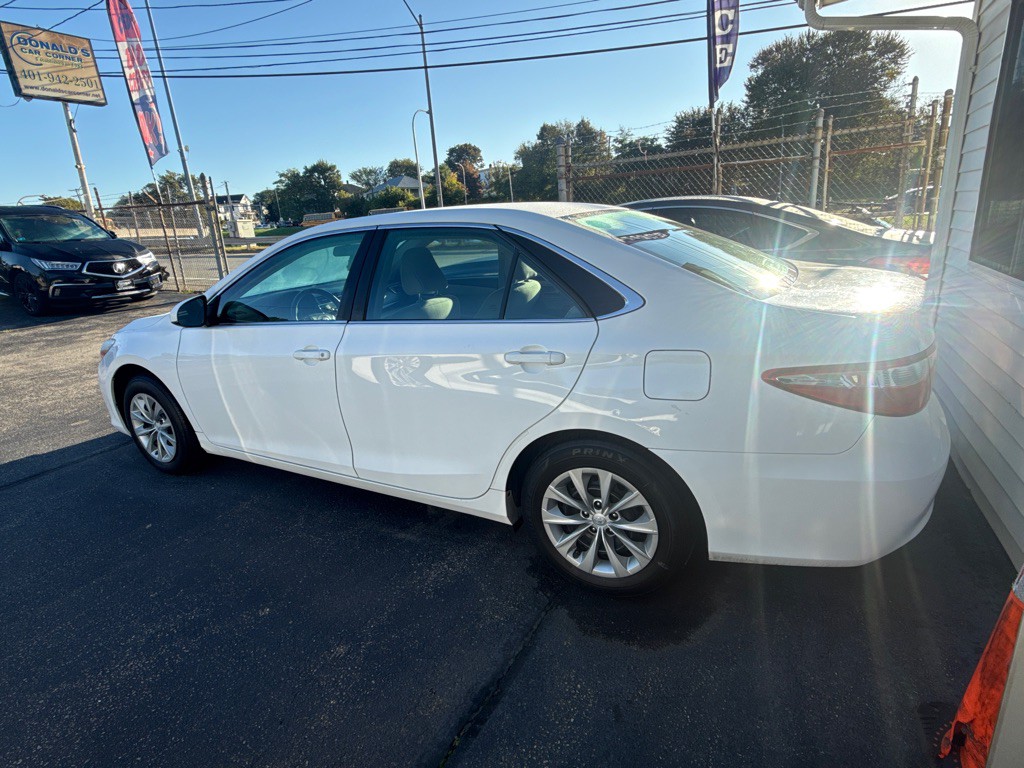 2017 Toyota Camry Image 5