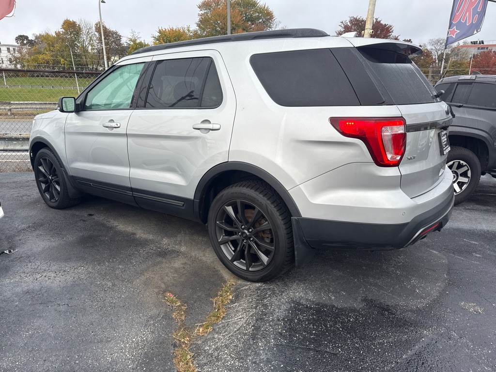2017 Ford Explorer Image 2