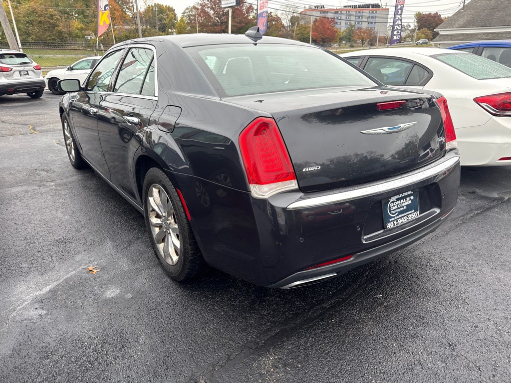 2017 Chrysler 300 Image 4