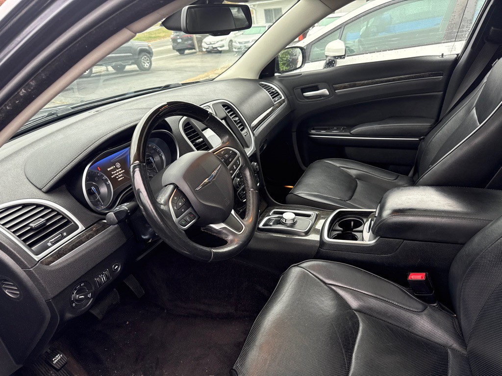 2017 Chrysler 300 Image 5