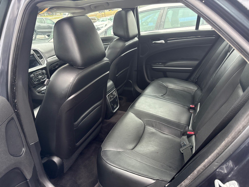 2017 Chrysler 300 Image 6