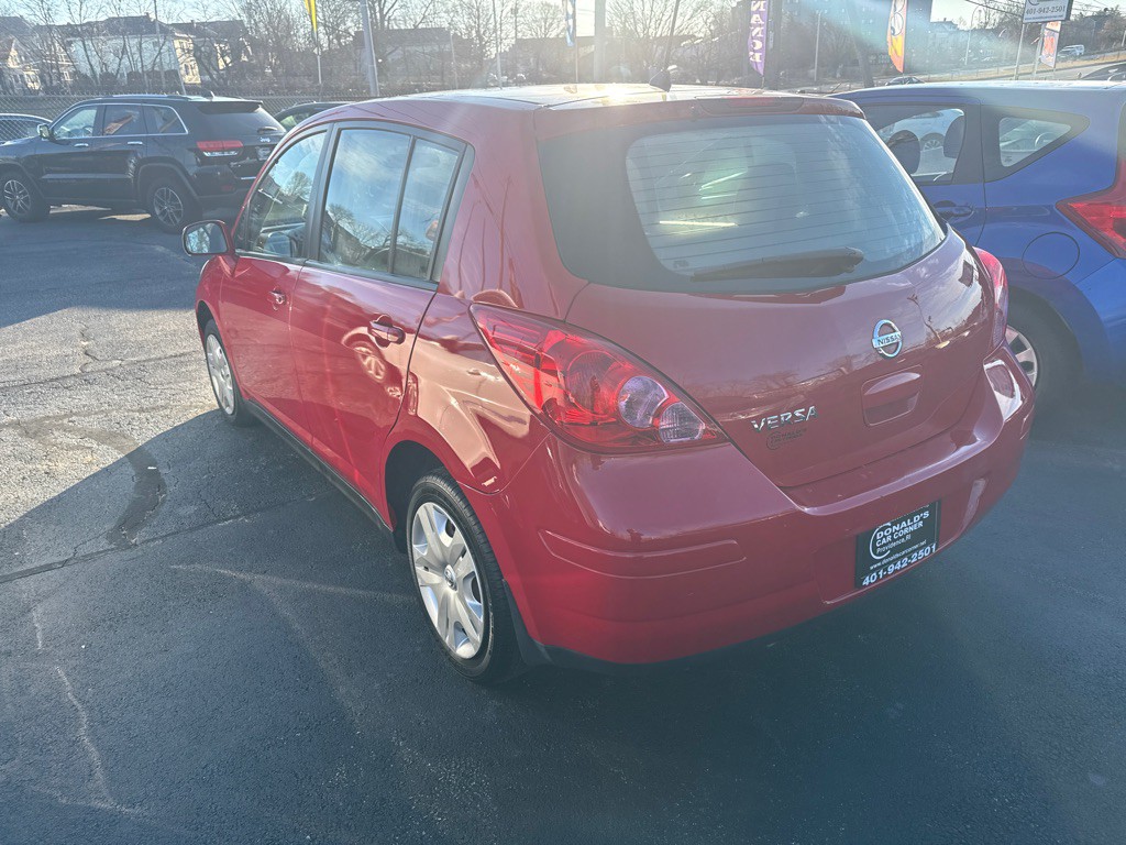 2011 Nissan Versa Image 2