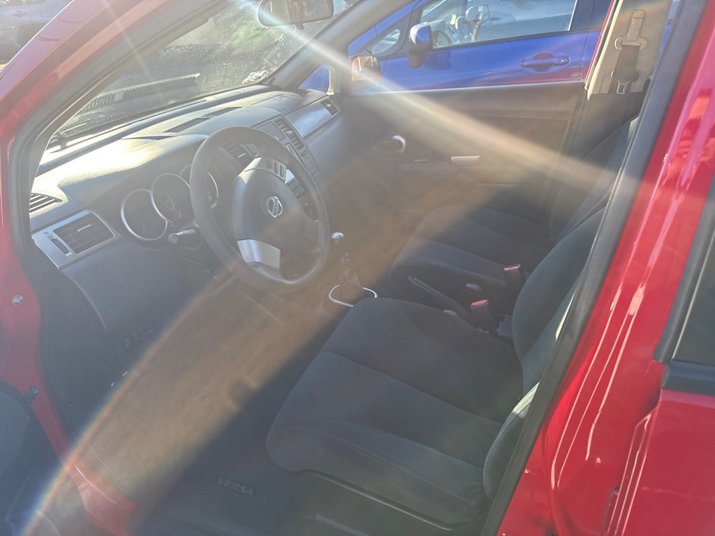 2011 Nissan Versa Image 4