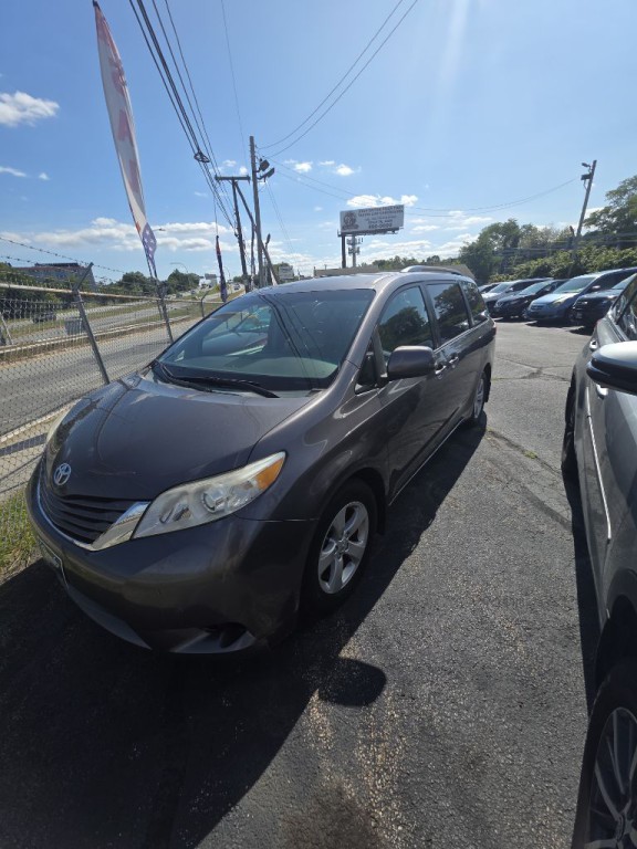 2015 Toyota Sienna Image 2