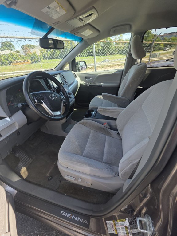 2015 Toyota Sienna Image 3
