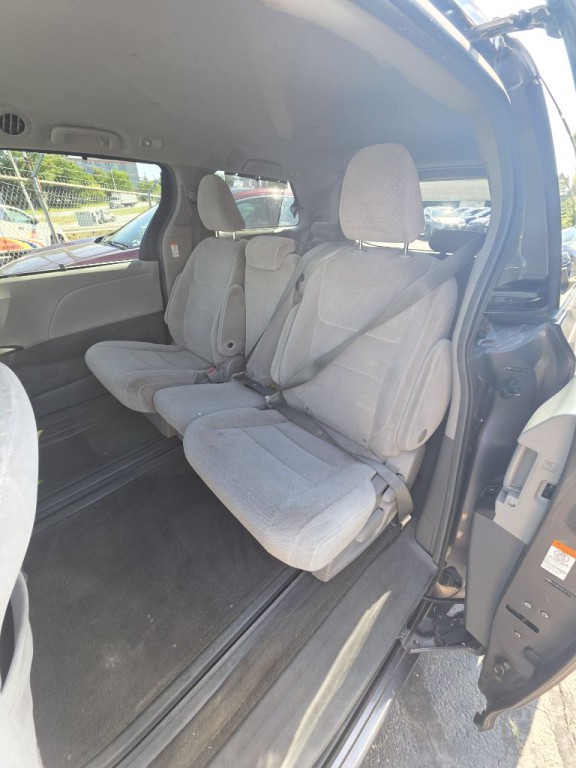 2015 Toyota Sienna Image 4