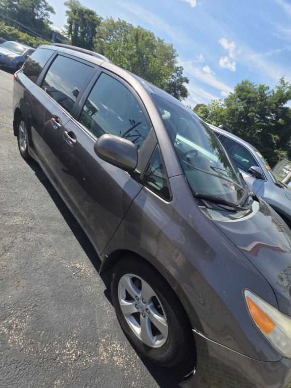 2015 Toyota Sienna Image 5