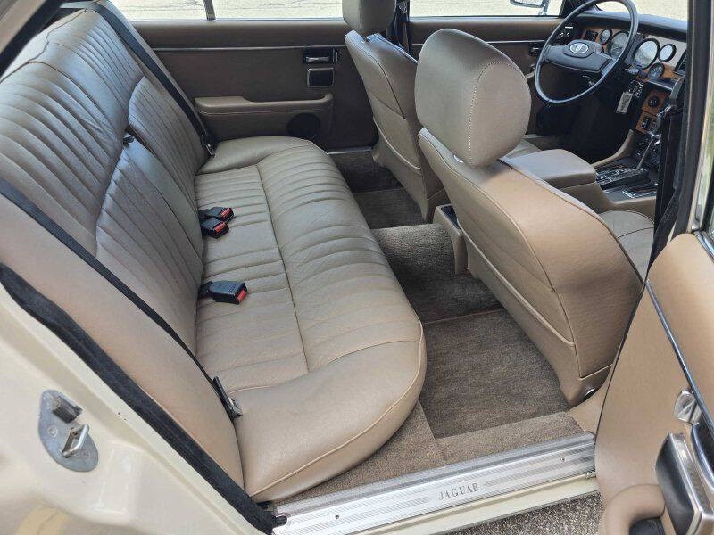 1985 Jaguar XJ Image 8