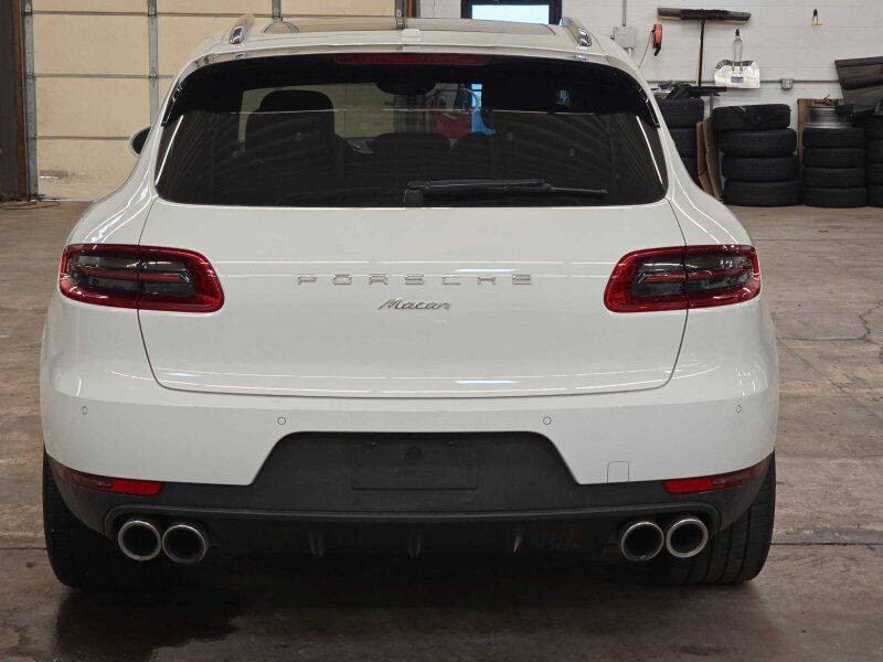 2018 Porsche Macan Image 16