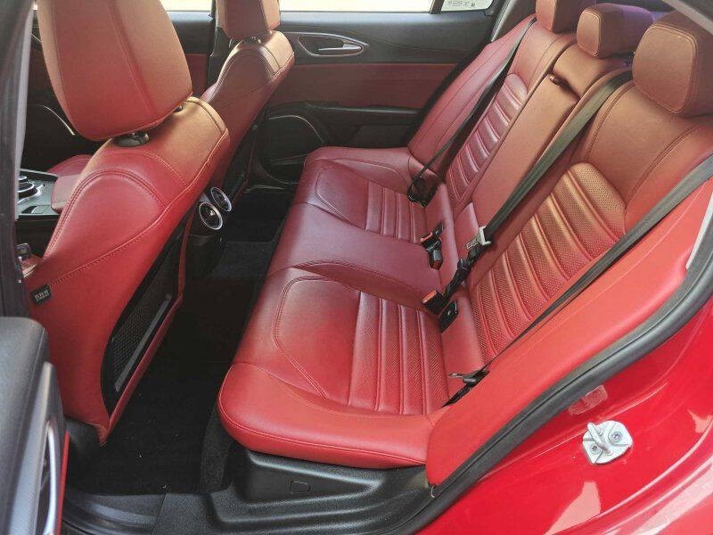 2019 Alfa Romeo Giulia Image 8
