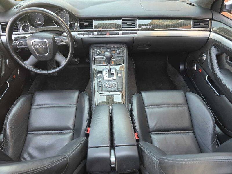 2009 Audi S8 Image 4