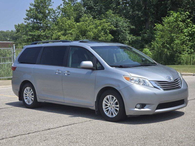 2015 Toyota Sienna Image 1