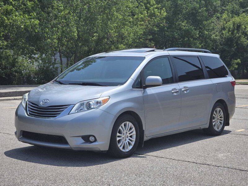 2015 Toyota Sienna Image 2