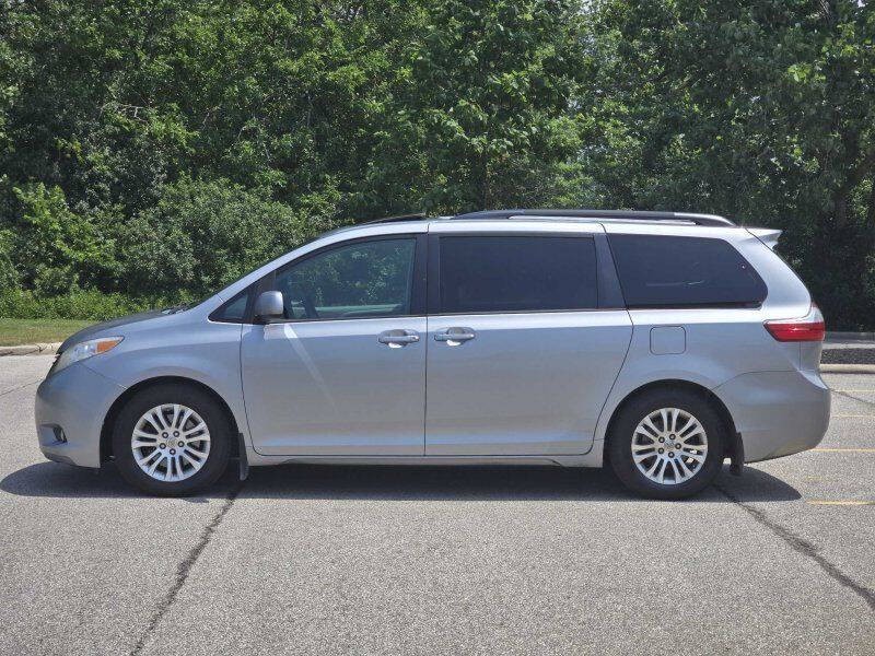 2015 Toyota Sienna Image 3