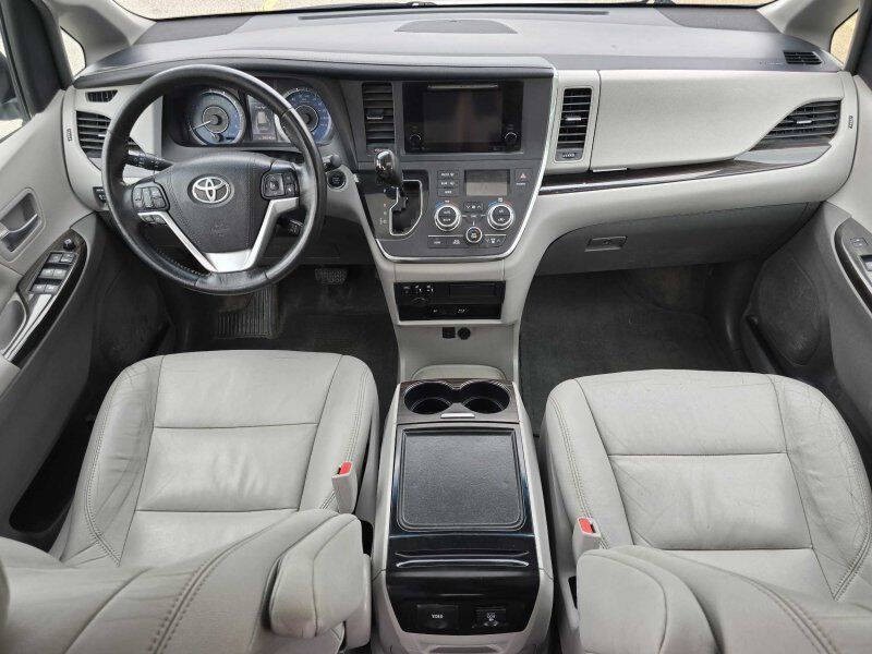 2015 Toyota Sienna Image 4