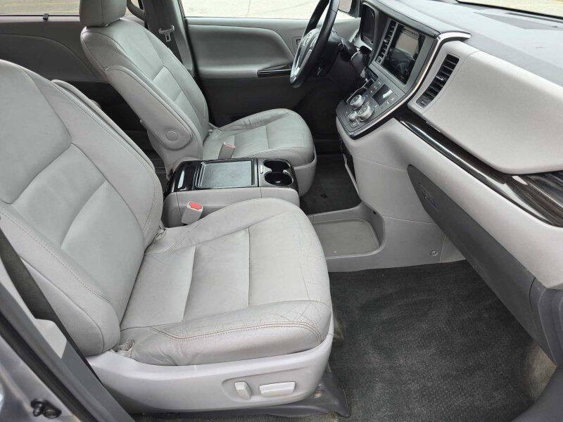 2015 Toyota Sienna Image 5