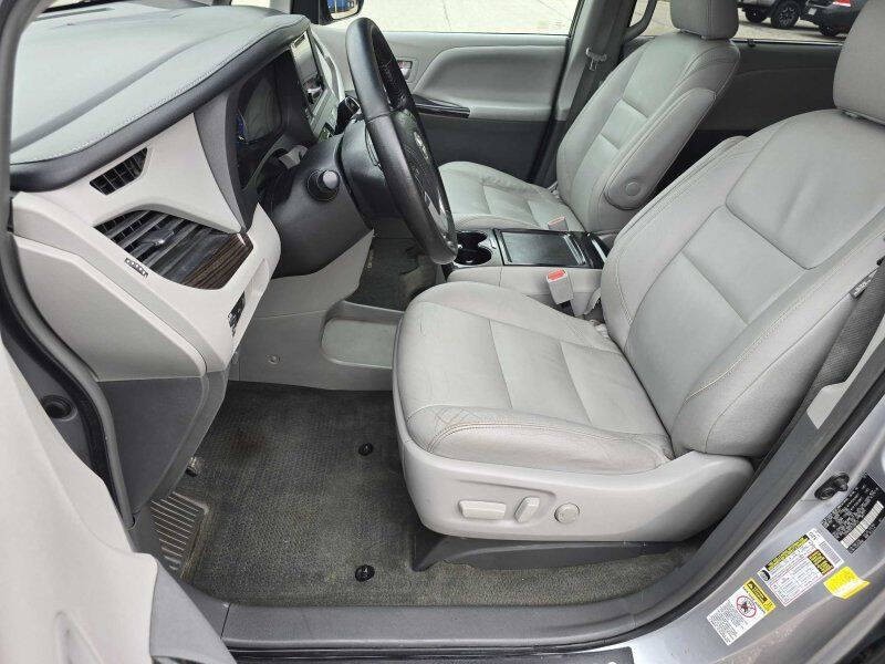 2015 Toyota Sienna Image 6